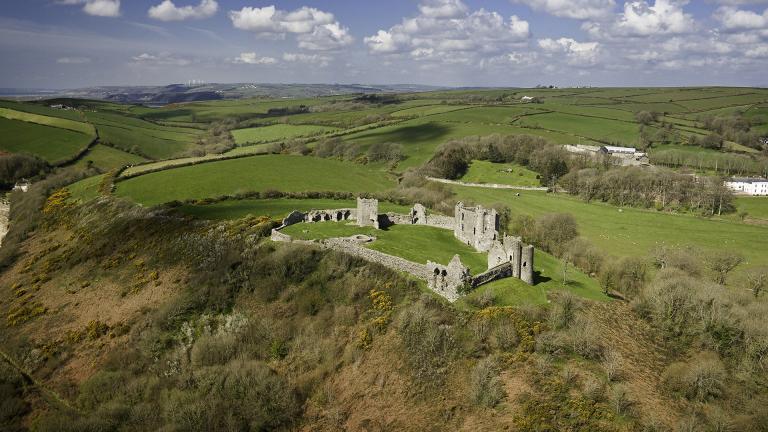 Luftaufnahme von Llansteffan Castle in Carmarthenshire.
