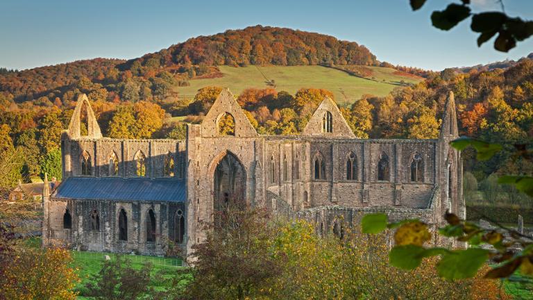 Außenansicht von Tintern Abbey, Monmouthshire, im Herbst.