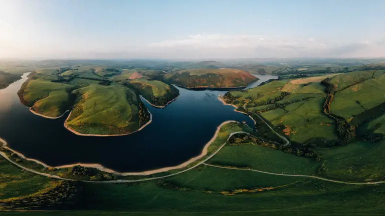 Eine Luftaufnahme von Seen umgeben von grünen Hügeln.