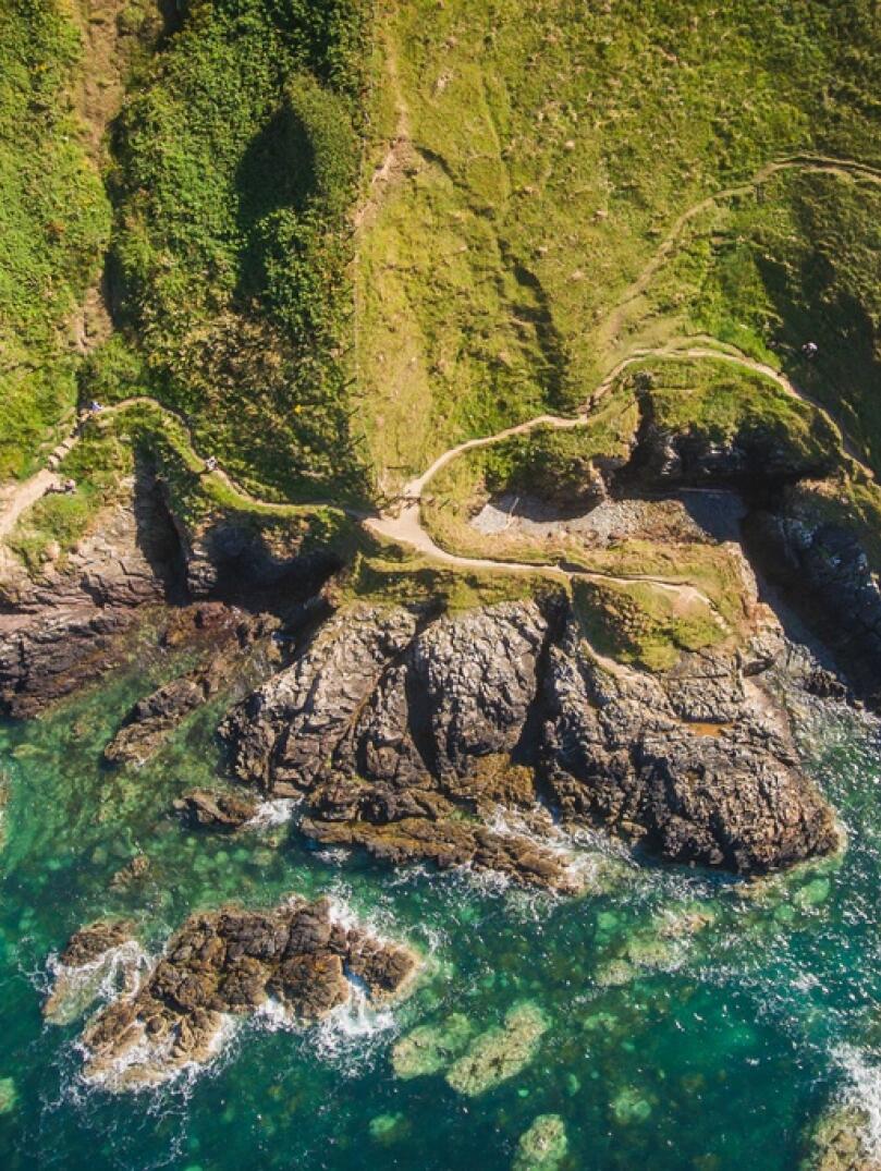 Luftaufnahmen der Felsen nahe Porthor Beach auf der Halbinsel Llŷn in Gwynedd.