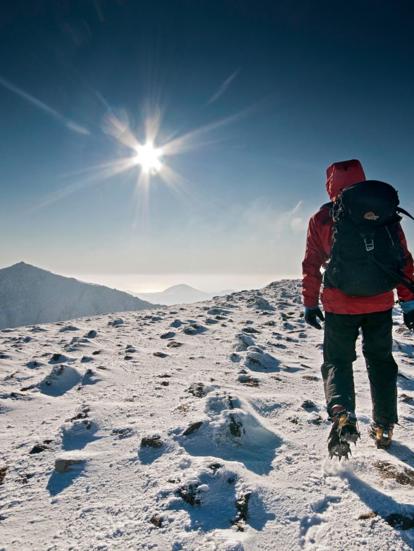 Wanderer/Bergsteiger nähert sich Snowdon Gipfel im Winter.