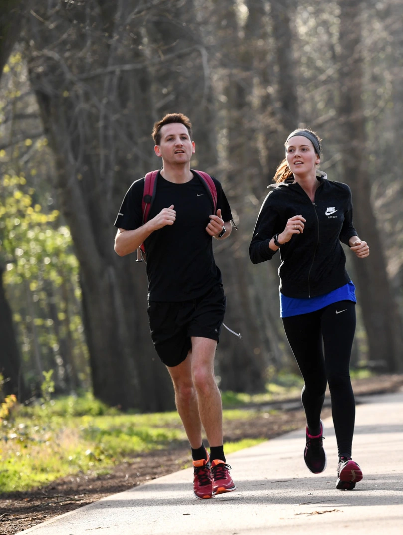 Two runners running along the Taff trail.