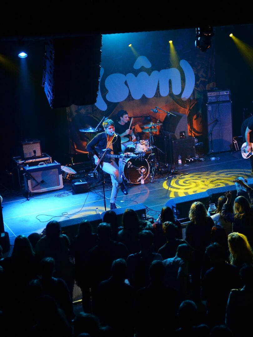 Eine Band spielt beim Sŵn Festival, Cardiff.