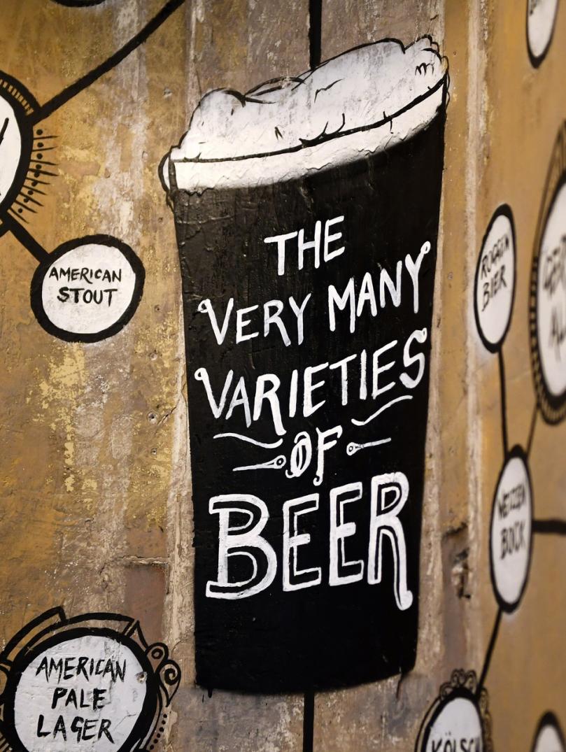 Wandkunst, die die vielen Biersorten beschreibt.