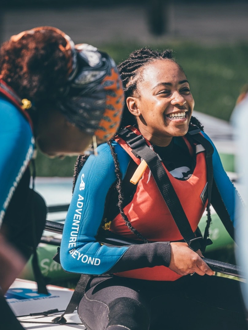 Pobl yn mwynhau anturiaethau dŵr. 