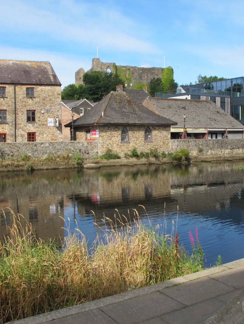 river and buildings.