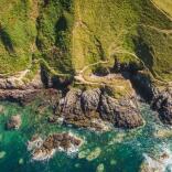 Luftaufnahmen der Felsen nahe Porthor Beach auf der Halbinsel Llŷn in Gwynedd.