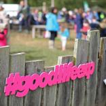 Blick auf eines Hashtag-Schildes an einem Zaun für das Good Life Experience Festival.