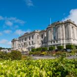 Blick auf die National Library von Aberystwyth.