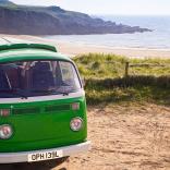 VW Bus auf der Insel Anglesey.