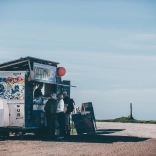 Ein Pop-up-Foodwagen an einem Strand.