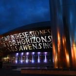 Blick auf Wales Millennium Centre leuchtete in der Nacht.