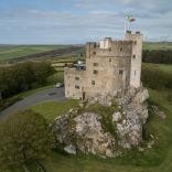 Blick auf Roch Castle, Pembrokeshire.