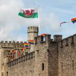 Cardiff Castle mit der Pride Flagge.