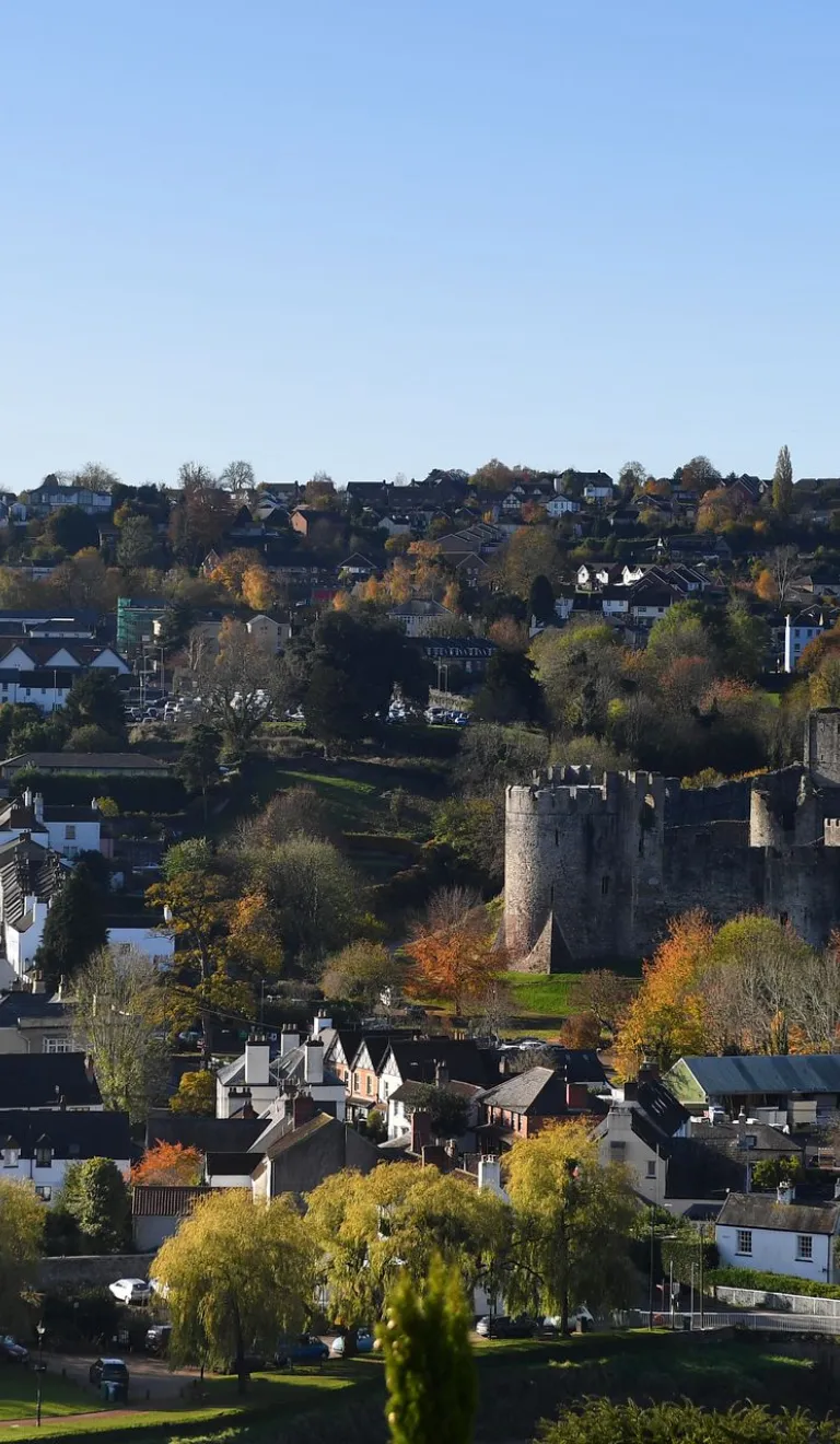 Ansicht von Chepstow mit Brücke und Burg.