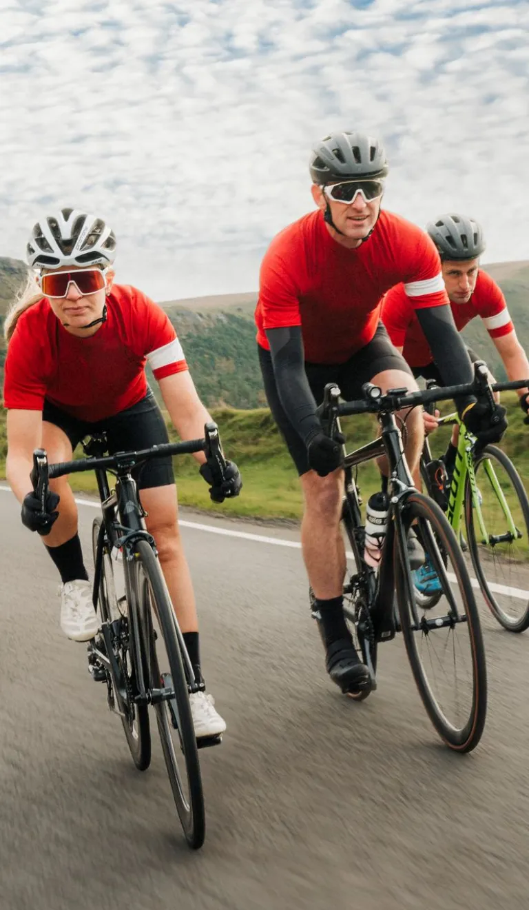Eine Gruppe Rennradfahrer auf einer Straße in den Bergen.