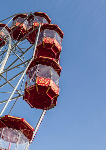 Looking up at the big wheel at Folly Farm against clear blue sky.